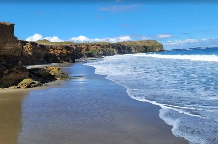 Acantilados y playa de Quenuir Bajo